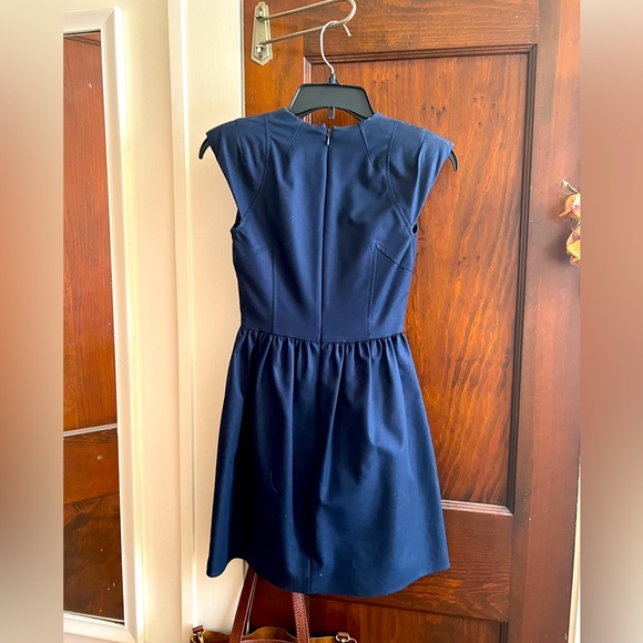 French Connection navy blue structured deep V mini dress. Size 0. - Picture 4 of 5